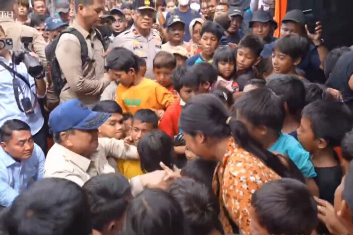 Momen haru saat Presiden Prabowo Subianto berinteraksi dengan anak-anak di posko pengungsian Aceh Tamiang.