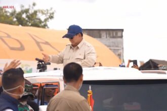 Momen hangat Prabowo mengacungkan jempol kepada Gubernur Aceh Mualem di tengah peninjauan posko pengungsian Aceh Tamiang.