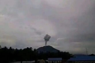 Kolom abu Gunung Ibu menjulang setinggi 800 meter saat erupsi sore hari di Halmahera Barat.