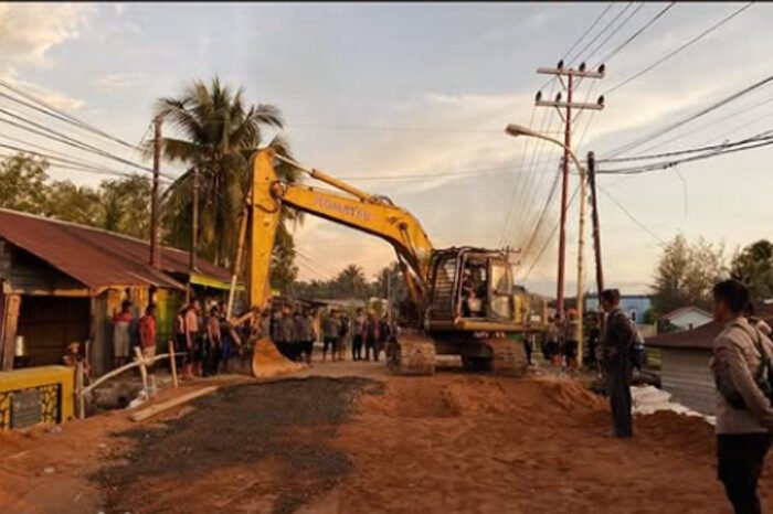 Pemulihan akses jalan nasional Lintas Sumatra Taput–Sibolga menyisakan empat kilometer akibat longsor.