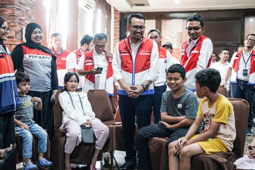 Dirut Pertamina Patra Niaga Tinjau Pekerja dan Keluarga Terdampak Banjir di Medan