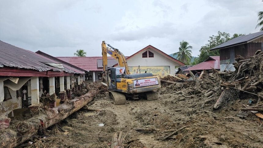 Gerindra Bantu Bersihkan SD Negeri yang Tertimbun, Siapkan Hunian Sementara Pengungsi