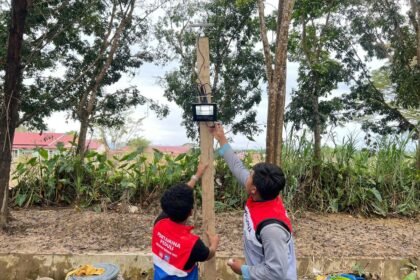 Pertamina Hadirkan Listrik Tenaga Surya, Terangi Tenda Pengungsi Aceh Tamiang