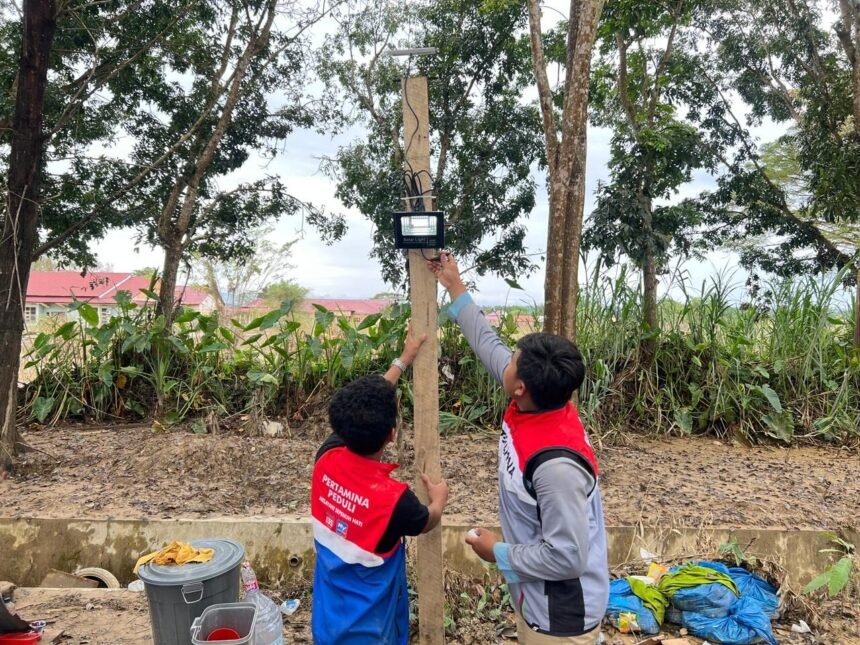 Pertamina Hadirkan Listrik Tenaga Surya, Terangi Tenda Pengungsi Aceh Tamiang