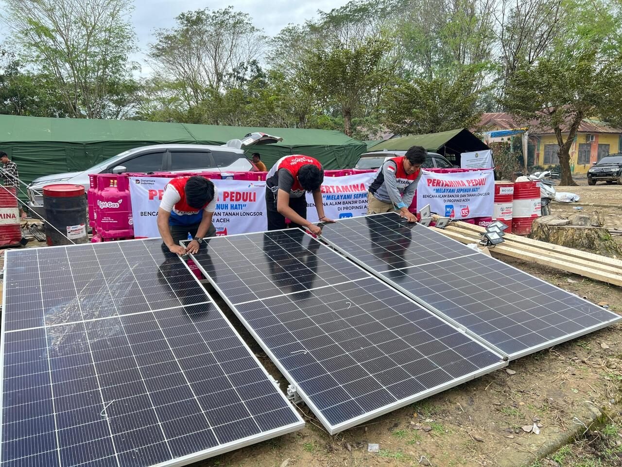 Pertamina Hadirkan Listrik Tenaga Surya, Terangi Tenda Pengungsi Aceh Tamiang 2 Pertamina Hadirkan Listrik Tenaga Surya, Terangi Tenda Pengungsi Aceh Tamiang (Dok. Istimewa)