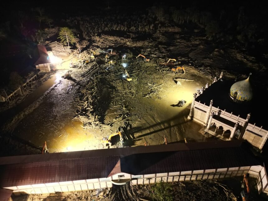 Meski Minim Penerangan, Akses Pesantren dan Jalan Nasional Aceh Tamiang Terus Dikebut