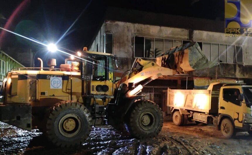 Alat Berat Bekerja Nonstop, Jalan Nasional Aceh Tamiang Dibersihkan Pascabanjir