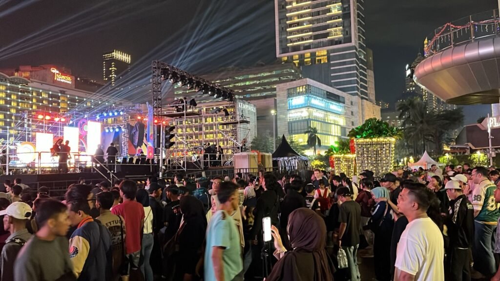 Jakarta Gelar Car Free Night, Ribuan Warga Padati Bundaran HI Nikmati Malam Tahun Baru 2 Jakarta Gelar Car Free Night, Ribuan Warga Padati Bundaran HI Nikmati Malam Tahun Baru
