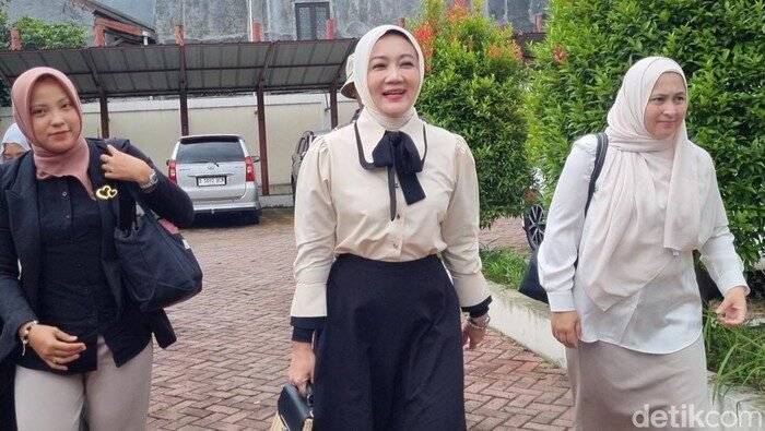 Gaya Atalia Praratya Hadiri Sidang Cerai : Anggun Dengan Kemeja Krem dan Rok Hitam