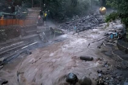 Banjir Bandang Terjang Guci Tegal, Kolam Air Panas Pancuran 13 Tersapu Air Bah