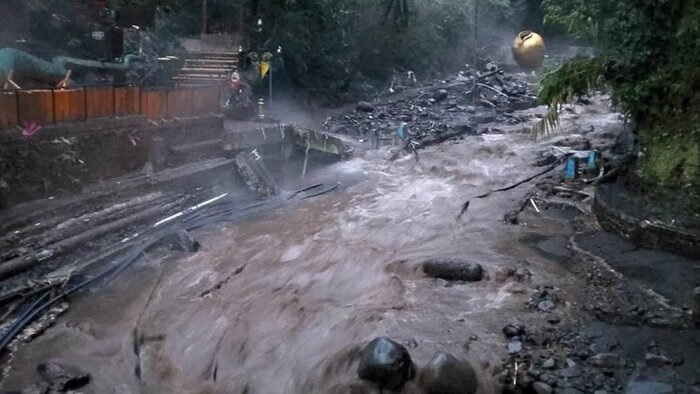 Banjir Bandang Terjang Guci Tegal, Kolam Air Panas Pancuran 13 Tersapu Air Bah