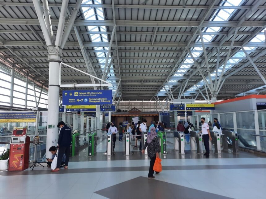 DPR Apresiasi Kinerja Kereta Nataru 2025, Dorong Integrasi Stasiun Bekasi