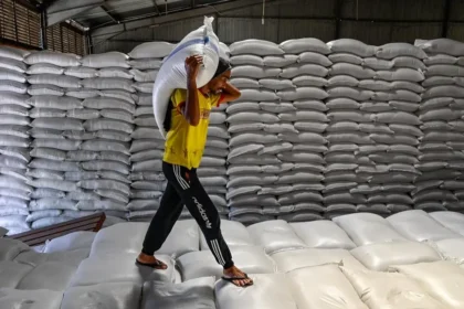 Bulog Salurkan 42 Ribu Ton Beras untuk Korban Banjir dan Longsor di Sumater