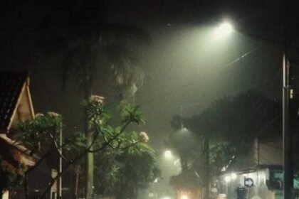 Jakarta Diselimuti Awan Tebal Seharian, Hujan Sambangi Bodetabek Malam Ini