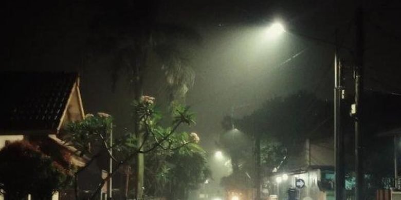Jakarta Diselimuti Awan Tebal Seharian, Hujan Sambangi Bodetabek Malam Ini