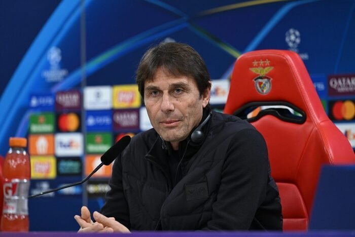 Napoli menghadapi tekanan besar di Liga Champions 2025/2026 setelah kalah 0-2 dari Benfica namun Antonio Conte tetap memilih meredam kritik terhadap skuadnya.