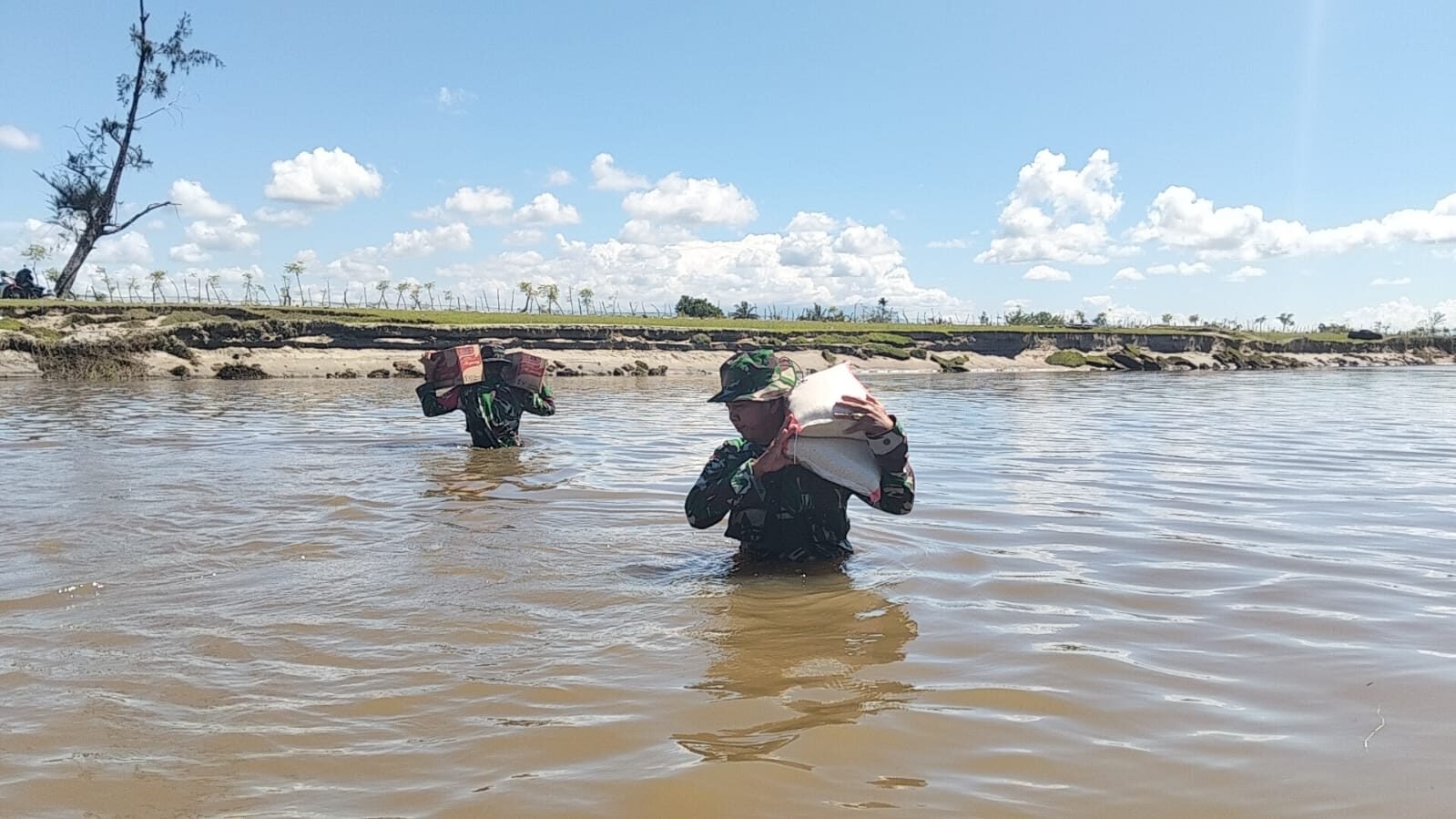 Prajurit TNI AD Terobos Medan Ekstrem, Antar Bantuan ke Desa Terisolir Akibat Longsor di Agam 2 Prajurit TNI AD Terobos Medan Ekstrem, Antar Bantuan ke Desa Terisolir Akibat Longsor di Agam