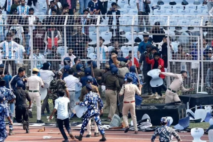 Tur Messi di India Berujung Kerusuhan, Fans Ngamuk Lempar Kursi dan Rusak Stadion