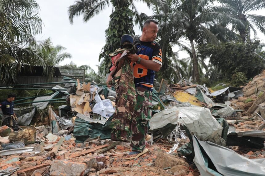 Istri Meninggal Tertimpa Longsor, Prajurit TNI Terus Bertugas Pulihkan Aceh Tamiang