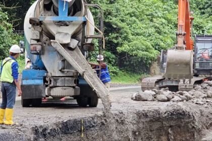 Personel Kementerian PU bekerja mempercepat perbaikan jalan dan jembatan terdampak banjir di wilayah Sumatra.