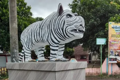 Patung Macan Putih Kediri Viral, Kades Klarifikasi Pakai Dana Pribadi dan Akan Diperbaiki