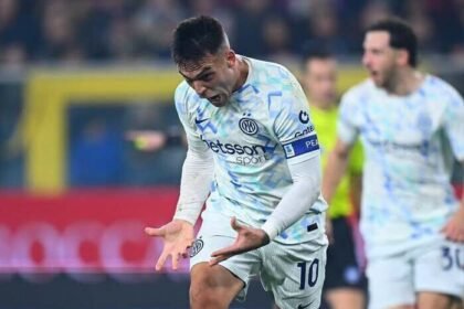 Inter Milan sukses menundukkan Genoa 2-0 dan naik ke puncak klasemen Serie A.