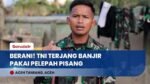 Nekat! Prajurit TNI Evakuasi Ibu Hamil Terjang Banjir 5 Meter Pakai Pelepah Pisang