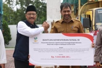 Gus Ipul menyerahkan bantuan logistik bencana senilai Rp9 miliar kepada Gubernur Aceh sebagai bentuk penguatan penanganan banjir dan longsor.