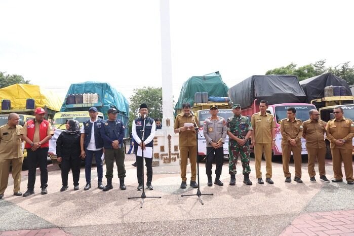 Mensos Gus Ipul Serahkan Bantuan Logistik Bencana ke Gubernur Aceh 2 Mensos Gus Ipul Serahkan Bantuan Logistik Bencana ke Gubernur Aceh