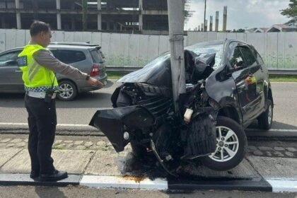 Detik-detik Avanza Hantam Tiang Lampu di Bandara Soetta Sampai Ringsek
