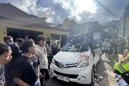 Motor Rem Blong Tabrak Mobil Sampai Nancap di Kota Batu, Satu Nyawa Melayang