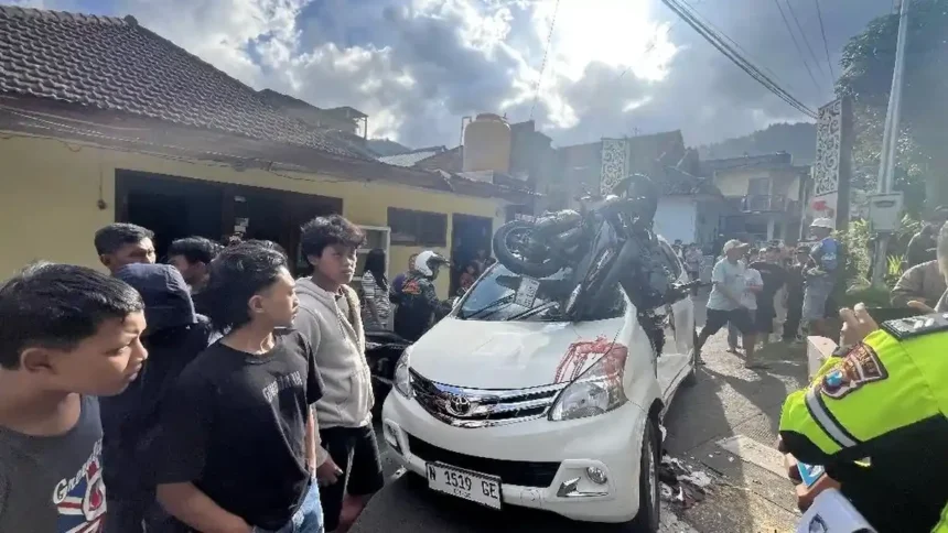 Motor Rem Blong Tabrak Mobil Sampai Nancap di Kota Batu, Satu Nyawa Melayang