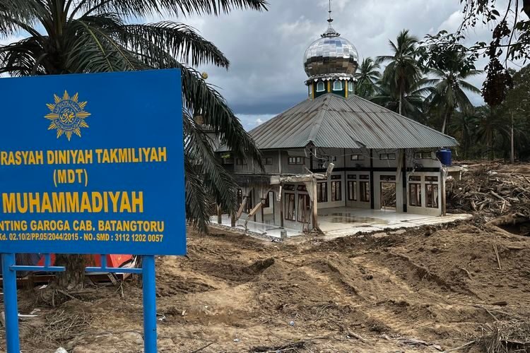 Bukan Banjir Biasa: Kayu Gelondongan Raksasa Musnahkan Desa Garoga Dalam Hitungan Menit 2 Bukan Banjir Biasa: Kayu Gelondongan Raksasa Musnahkan Desa Garoga Dalam Hitungan Menit