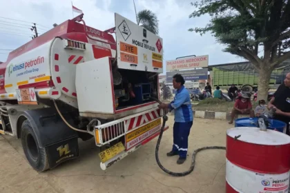 Tembus Wilayah Terisolasi, Pertamina Kirim BBM ke Aceh dengan Pesawat Perintis & SPBU Mobile