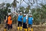 Petugas PLN bekerja sepanjang hari di jalur SUTT Langsa–Pangkalan Brandan untuk mempercepat pemulihan kelistrikan Aceh.