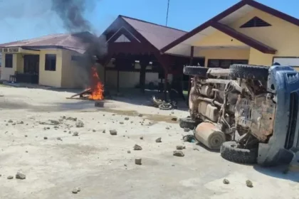 Hoaks Bandar Narkoba Dilepas, Massa Bakar Polsek Muara Batang Gadis