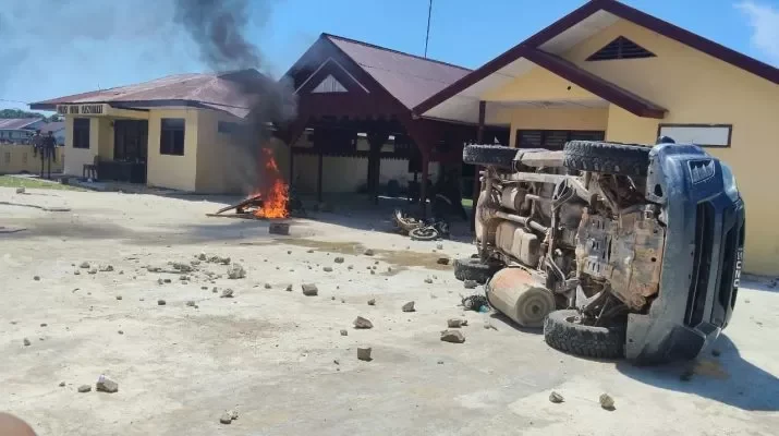 Hoaks Bandar Narkoba Dilepas, Massa Bakar Polsek Muara Batang Gadis