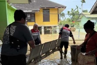 Relawan Pertamina Peduli membersihkan Puskesmas Rantau di Aceh Tamiang sebagai bagian dari pemulihan layanan kesehatan pascabencana.