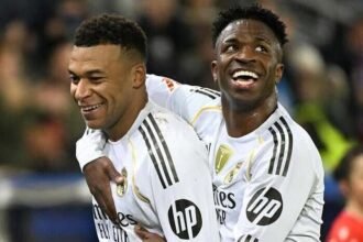 Real Madrid terus menjaga jarak dengan Barcelona setelah bangkit dan menang dramatis atas Alaves di pekan ke-16 Liga Spanyol.