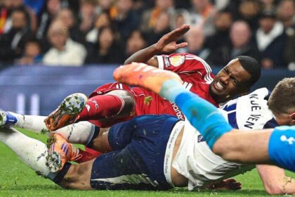 Arne Slot masih menunggu hasil medis Alexander Isak usai sang striker ditarik keluar dalam laga melawan Tottenham.