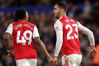 Arsenal harus puas berbagi angka dengan Chelsea setelah duel sengit di Stamford Bridge berakhir 1-1.