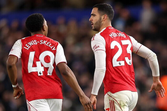 Arsenal harus puas berbagi angka dengan Chelsea setelah duel sengit di Stamford Bridge berakhir 1-1.