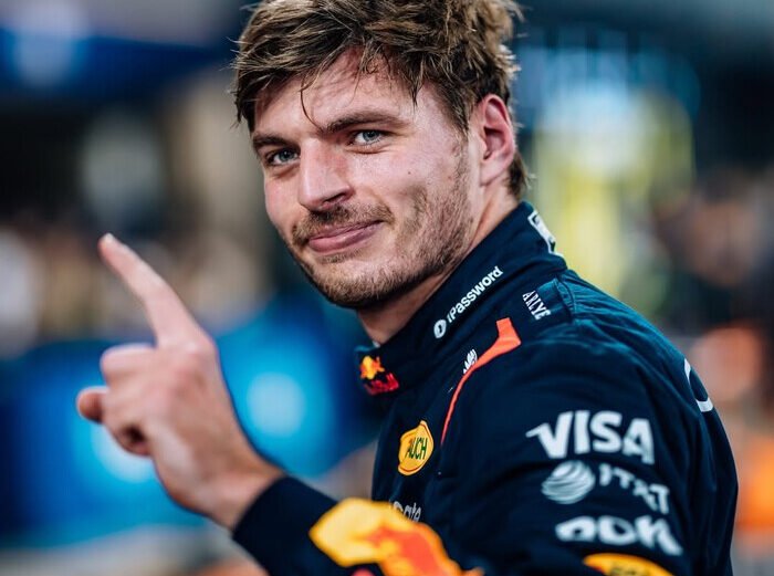 Max Verstappen merayakan pole position dengan satu jari, menegaskan dominasinya di kualifikasi GP Abu Dhabi.