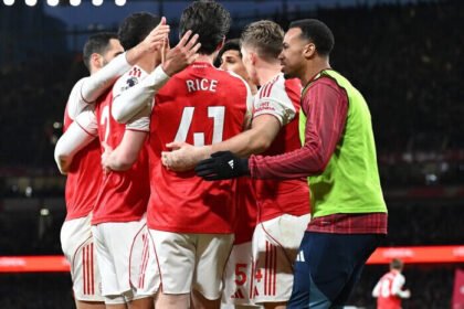 Arsenal kembali menguasai puncak klasemen Liga Inggris jelang akhir tahun setelah meraih kemenangan penting di pekan ke-18.