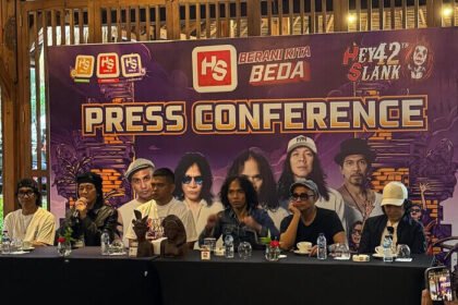 Grup musik Slank saat menggelar konser amal di Pantai Mertasari, Sanur, Denpasar, Bali, dengan seluruh hasil penjualan tiket dan lelang disalurkan untuk korban banjir Sumatera.