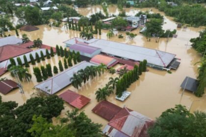 Koalisi masyarakat sipil di Aceh mendesak Presiden Prabowo menetapkan status darurat bencana nasional setelah banjir bandang dan longsor melumpuhkan tiga provinsi.