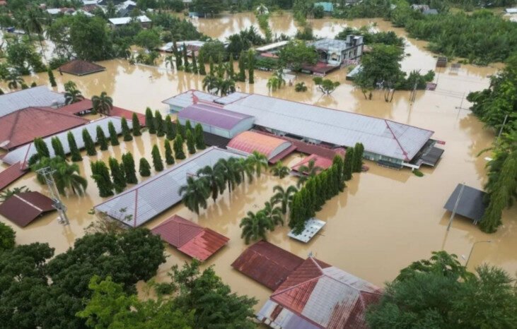 Koalisi masyarakat sipil di Aceh mendesak Presiden Prabowo menetapkan status darurat bencana nasional setelah banjir bandang dan longsor melumpuhkan tiga provinsi.