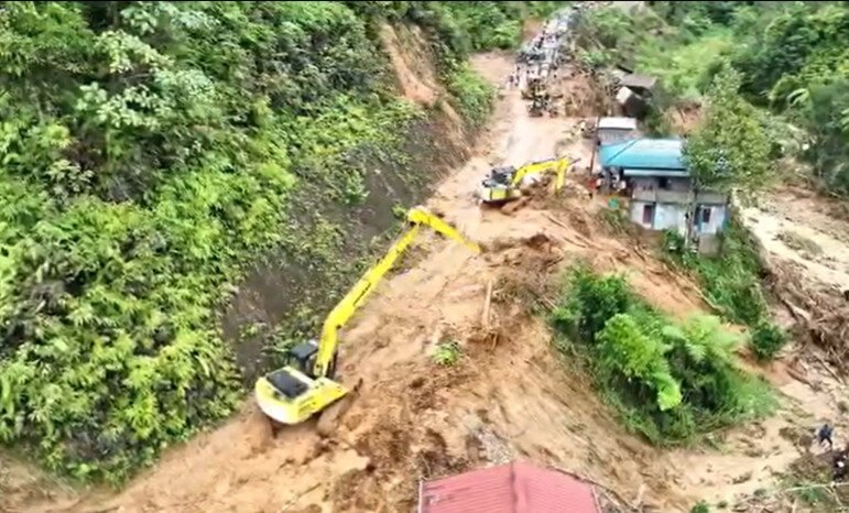 Tim penyelamat terus memperluas operasi di Aceh, Sumatra Utara, dan Sumatra Barat untuk mengejar waktu dalam pencarian korban serta penyaluran bantuan darurat.