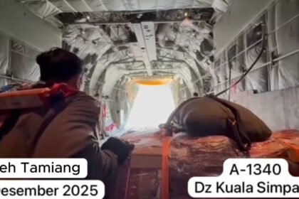 Petugas gabungan menembus medan berat demi menyalurkan bantuan kepada warga terdampak banjir dan longsor di Aceh Tamiang.