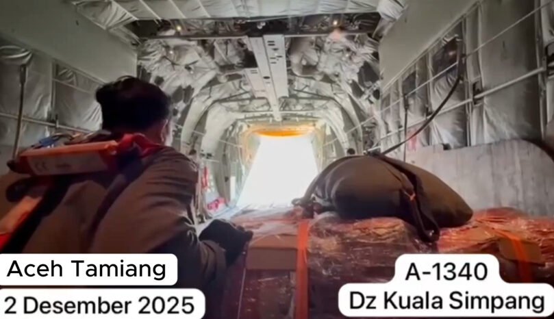 Petugas gabungan menembus medan berat demi menyalurkan bantuan kepada warga terdampak banjir dan longsor di Aceh Tamiang.